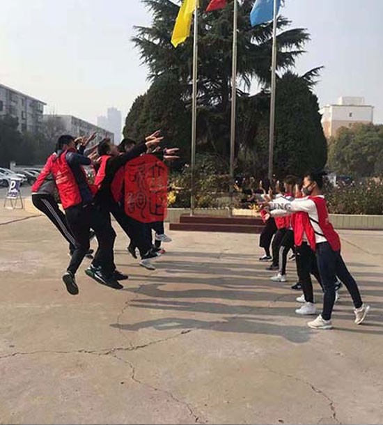 培訓快(kuài)訊培訓時(shí)間(jiān)：11月(yuè)12日(rì)培訓地(dì)點:單位體(tǐ)育館培訓單位:蘭州**公司團幹部培訓班培訓課程:拓展培訓人(rén)數(shù)：86人(rén)