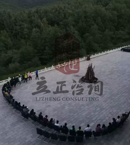 培訓快(kuài)訊培訓時(shí)間(jiān)：8月(yuè)19.20日(rì)培訓單位：天水(shuǐ)某一(yī)中培訓課程：拓展培訓人(rén)數(shù)：拓展16觀摩人(rén)員(yuán)5人(rén)