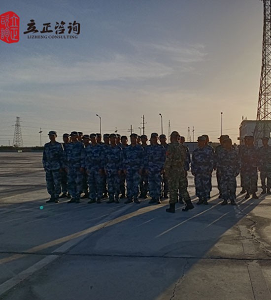 培訓快(kuài)訊培訓時(shí)間(jiān)：5月(yuè)23日(rì)-5月(yuè)29日(rì)5月(yuè)31日(rì)-6月(yuè)6日(rì)6月(yuè)14日(rì)-6月(yuè)20日(rì)6月(yuè)24日(rì)-7月(yuè)3日(rì)培訓地(dì)點：察爾汗鹽湖(hú)培訓單位：青海(hǎi)鹽湖(hú)集團化(huà)工(gōng)公司培訓課程:軍事(shì)化(huà)管理(lǐ)+拓展培訓培訓主題：“班長(cháng)管