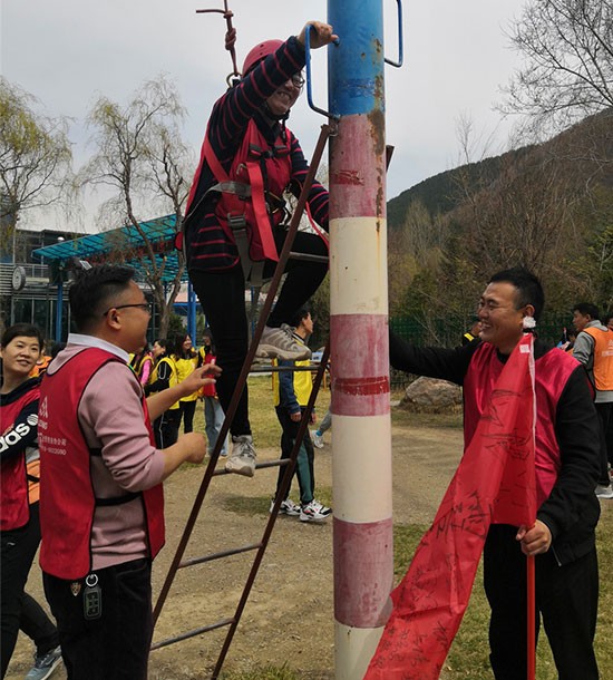 培訓快(kuài)訊培訓時(shí)間(jiān)：4月(yuè)12日(rì)培訓地(dì)點：榆中興隆山(shān)培訓單位：甘肅**集團培訓課程:青年(nián)幹部拓展訓練班