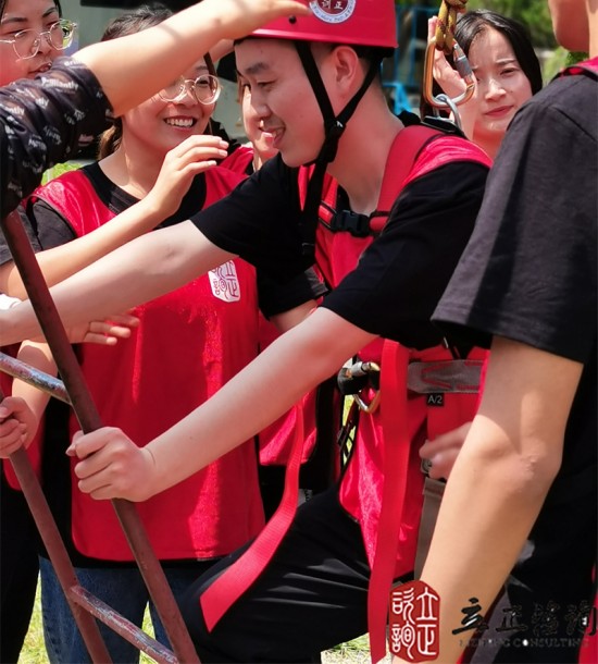 培訓快(kuài)訊培訓時(shí)間(jiān)：2021年(nián)7月(yuè)7日(rì)培訓地(dì)點：榆中興隆山(shān)培訓單位：北(běi)京華聯培訓課程:“雛鷹訓練營”