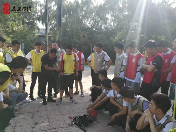 培訓快(kuài)訊培訓時(shí)間(jiān)：7月(yuè)8--14日(rì)培訓地(dì)點：西(xī)安培訓單位：中鐵(tiě)**局新入職培訓課程：內(nèi)訓＋拓展培訓人(rén)數(shù)：74人(rén)